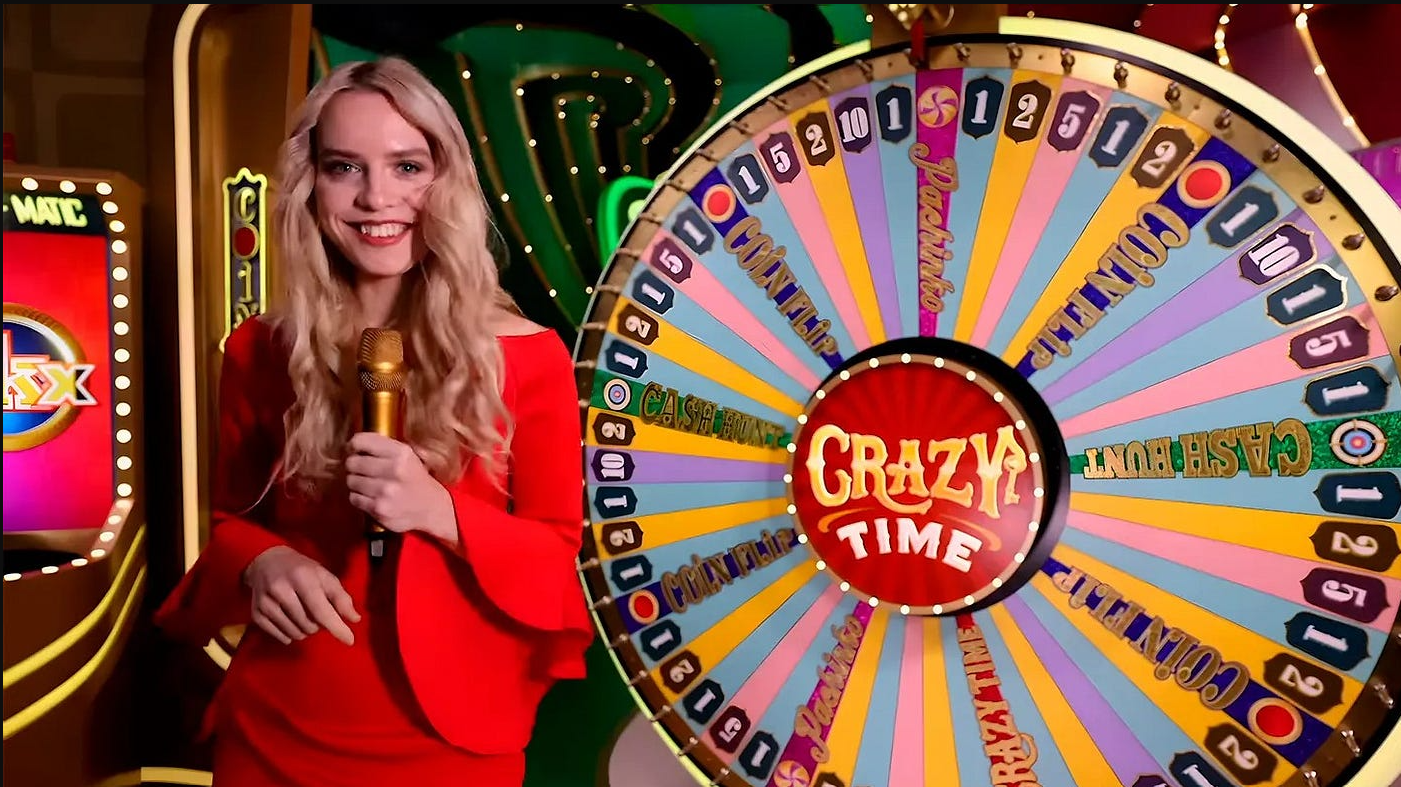 Общий вид студии Crazy Time с ведущим и игровым колесом